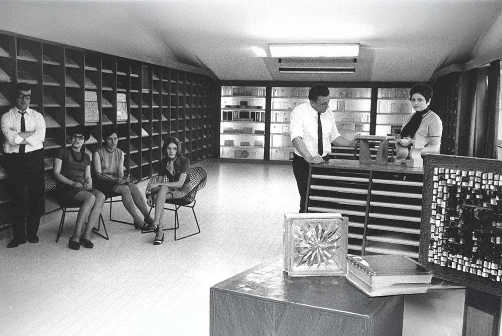 Fliesenausstellung um 1970: Kemmler Geschichte der ersten Fliesenausstellungen durch Peter Kemmler – Oberfläche, Struktur und Farbe erlebbar; Kemmler Tradition, Familiengeschichte Kemmler, Entstehung Firmen-Familie Kemmler.