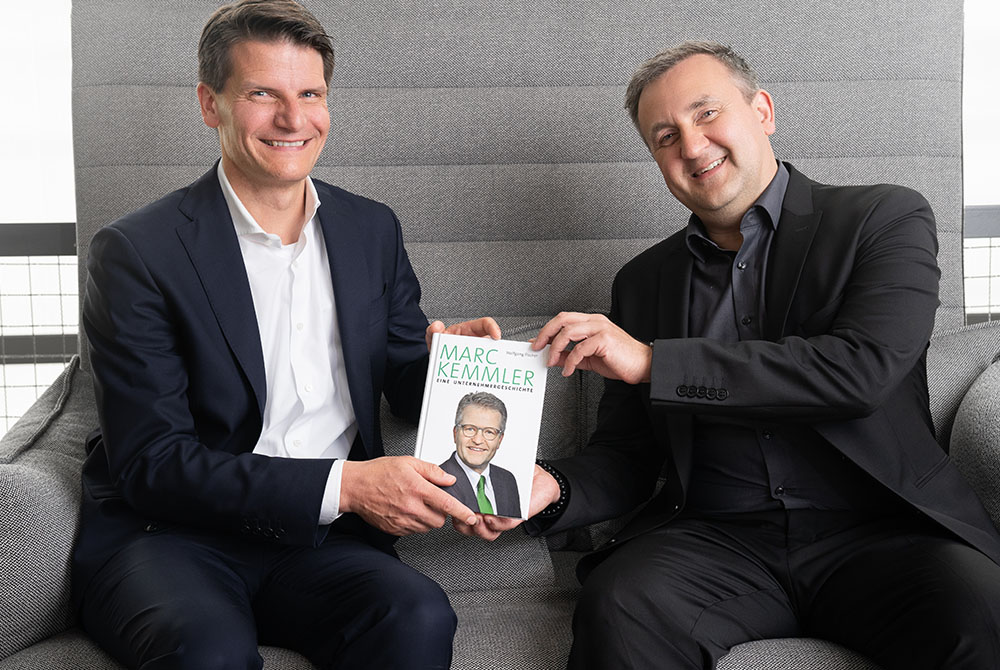 Dr. de Vries und Autor Dr. Fischer präsentieren ein neues Buch zur Kemmler Geschichte – Kemmler Tradition und Familiengeschichte Kemmler seit 1885.