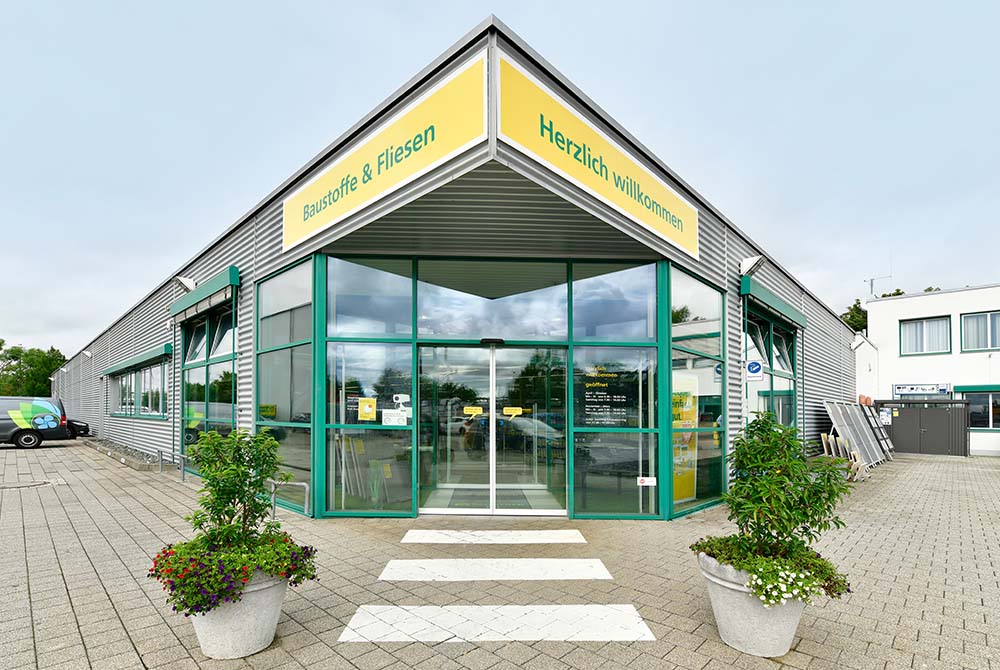 Eingang der Kemmler Niederlassung Neu-Ulm: Kemmler Standorte für kurze Wege, persönliche Beratung und schnelle Abholung – Kemmler Logistik im flächendeckenden Filial-Netzwerk.