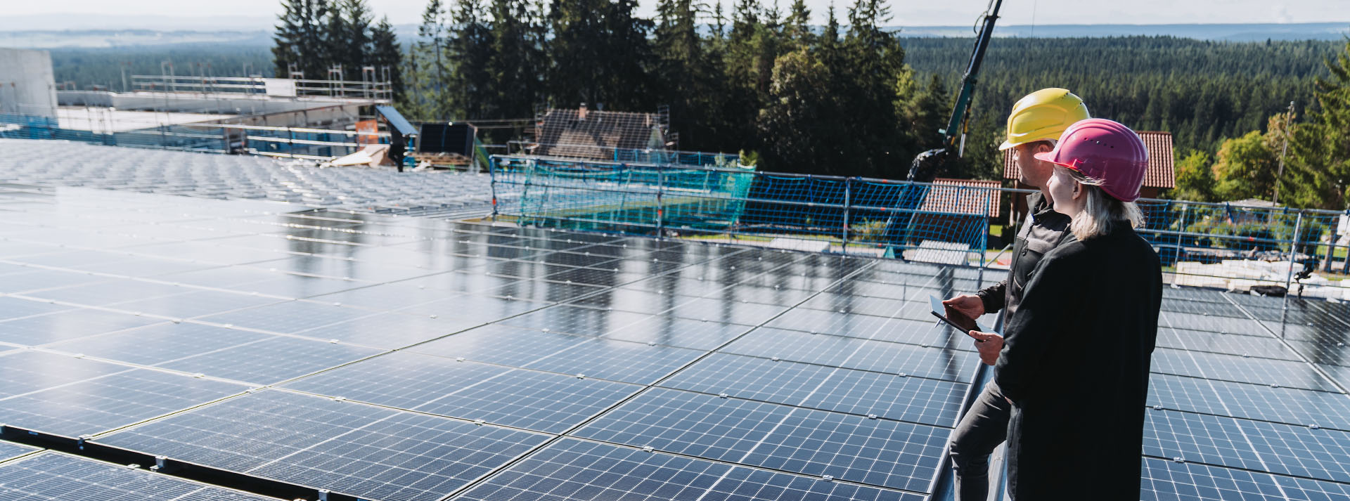 Nachhaltigkeit bei Kemmler: Mitarbeitende auf Dach mit PV-Anlage – Umweltschutz Kemmler und Auszeichnung als Klimaschutz Unternehmen.