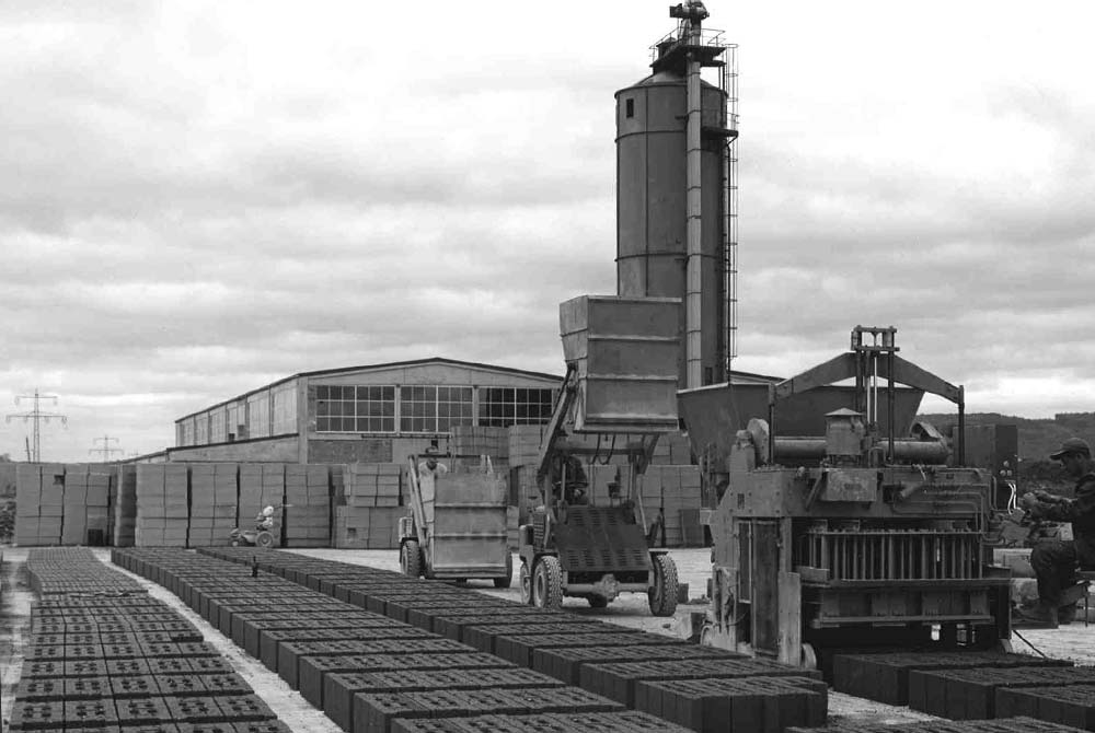 Steinproduktion im Freien: Kemmler Geschichte des Ausbaus mit neuen Filialen in Bad Cannstatt und Böblingen sowie Gründung von Beton-Kemmler – Kemmler Tradition, Familiengeschichte Kemmler, Entstehung Firmen-Familie Kemmler.