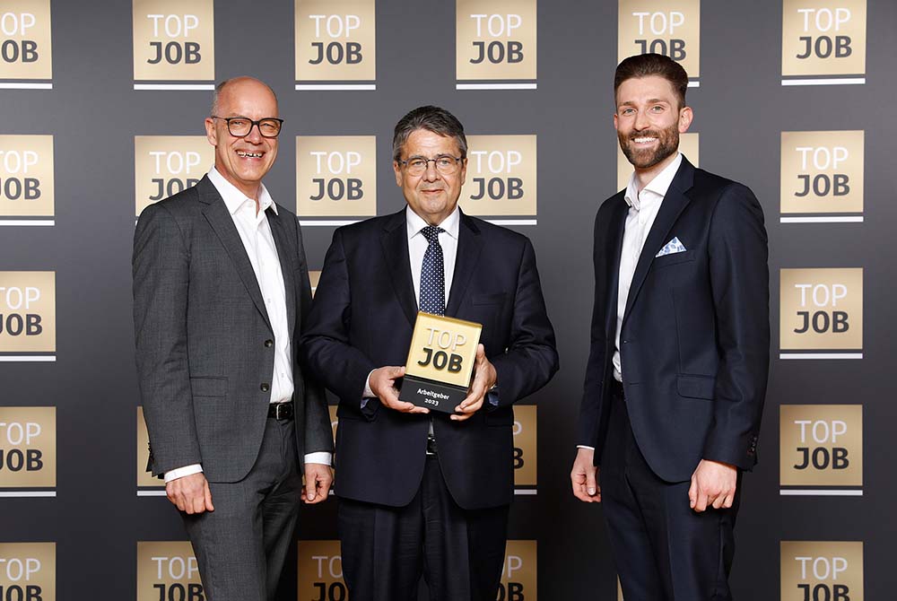 Karriere bei Kemmler: Geschäftsführer Kurt Binder und Julian Weiler mit TOP JOB-Schirmherr Sigmar Gabriel bei der Preisverleihung in Berlin – Arbeitgeber Kemmler, Job Kemmler, Studium Kemmler.