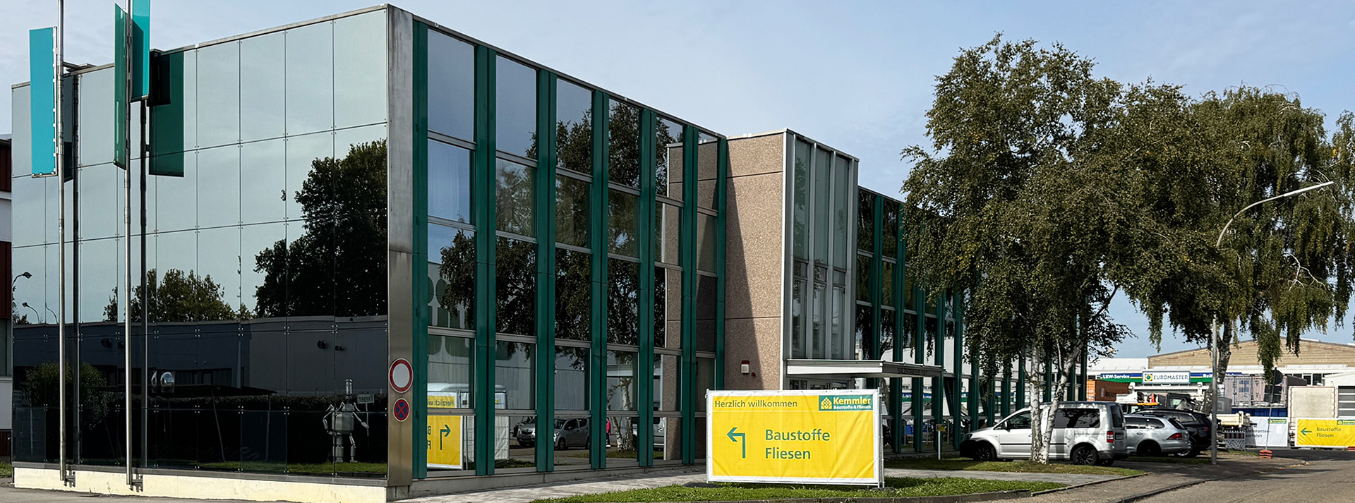 Neuer Kemmler Standort in Heilbronn im Industriegebiet mit Baustoffhandel und Fliesen-Ausstellung